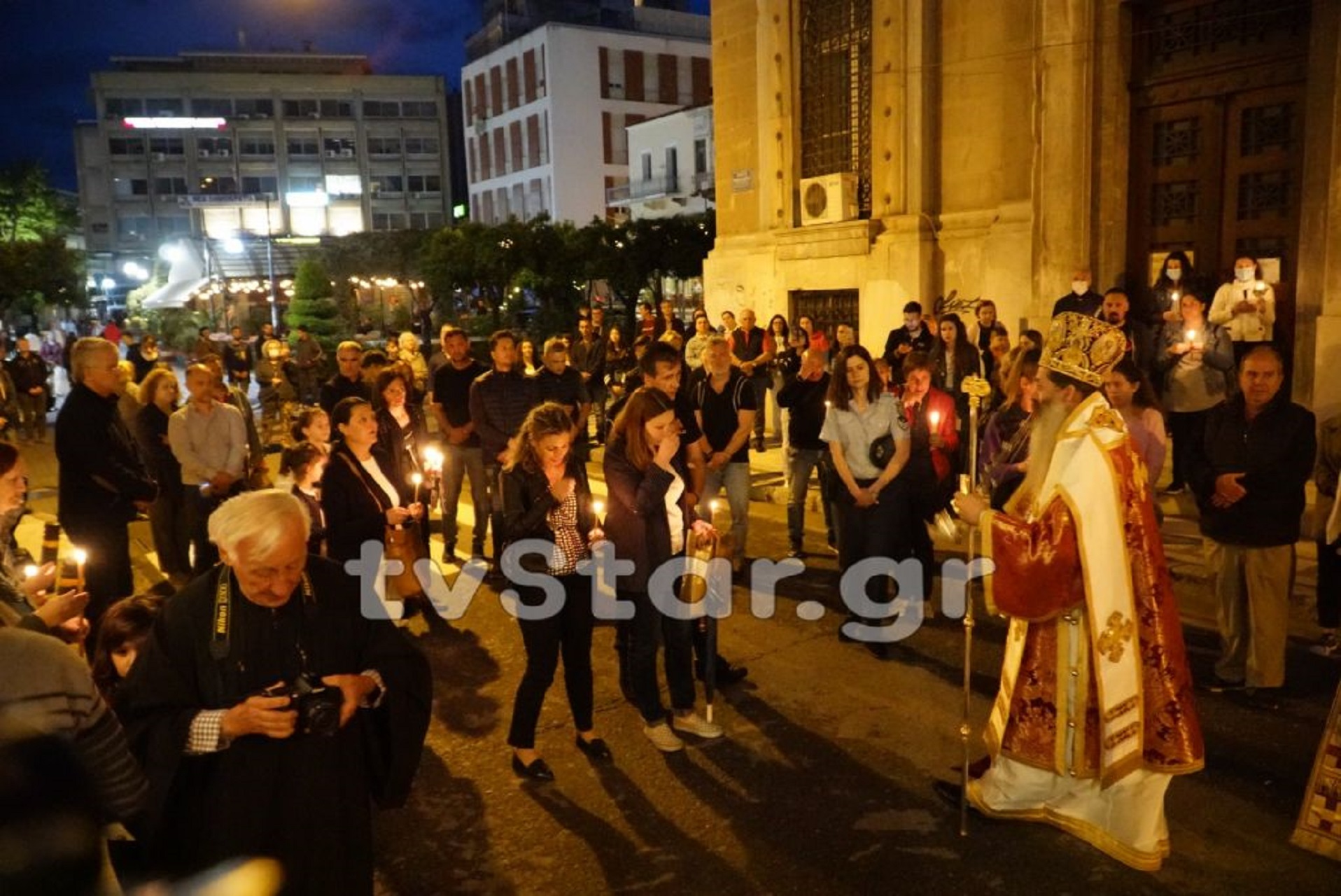 Ανάσταση σε όλη την Ελλάδα – Ακούστηκε το “Χριστός Ανέστη” με πλήθος πιστών (pics – video)