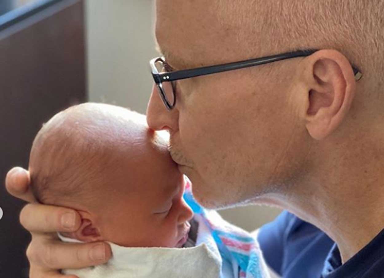 Ο Άντερσον Κούπερ του CNN έγινε πατέρας και μας συστήνει τον μπέμπη του!