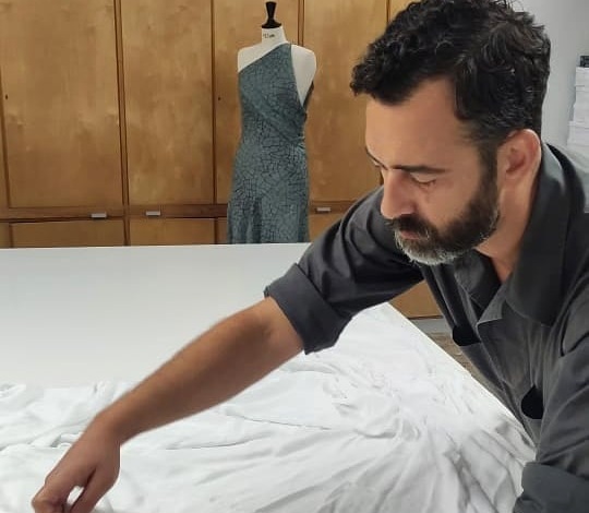 Άγγελος Μπράτης: Δημιουργεί μάσκες με τους συνεργάτες του στο ατελιέ του!