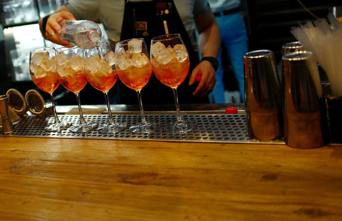 Βόλος: «Κέρασαν» πρόστιμα 6.000 ευρώ την ιδιοκτήτρια μπαρ και τους πελάτες