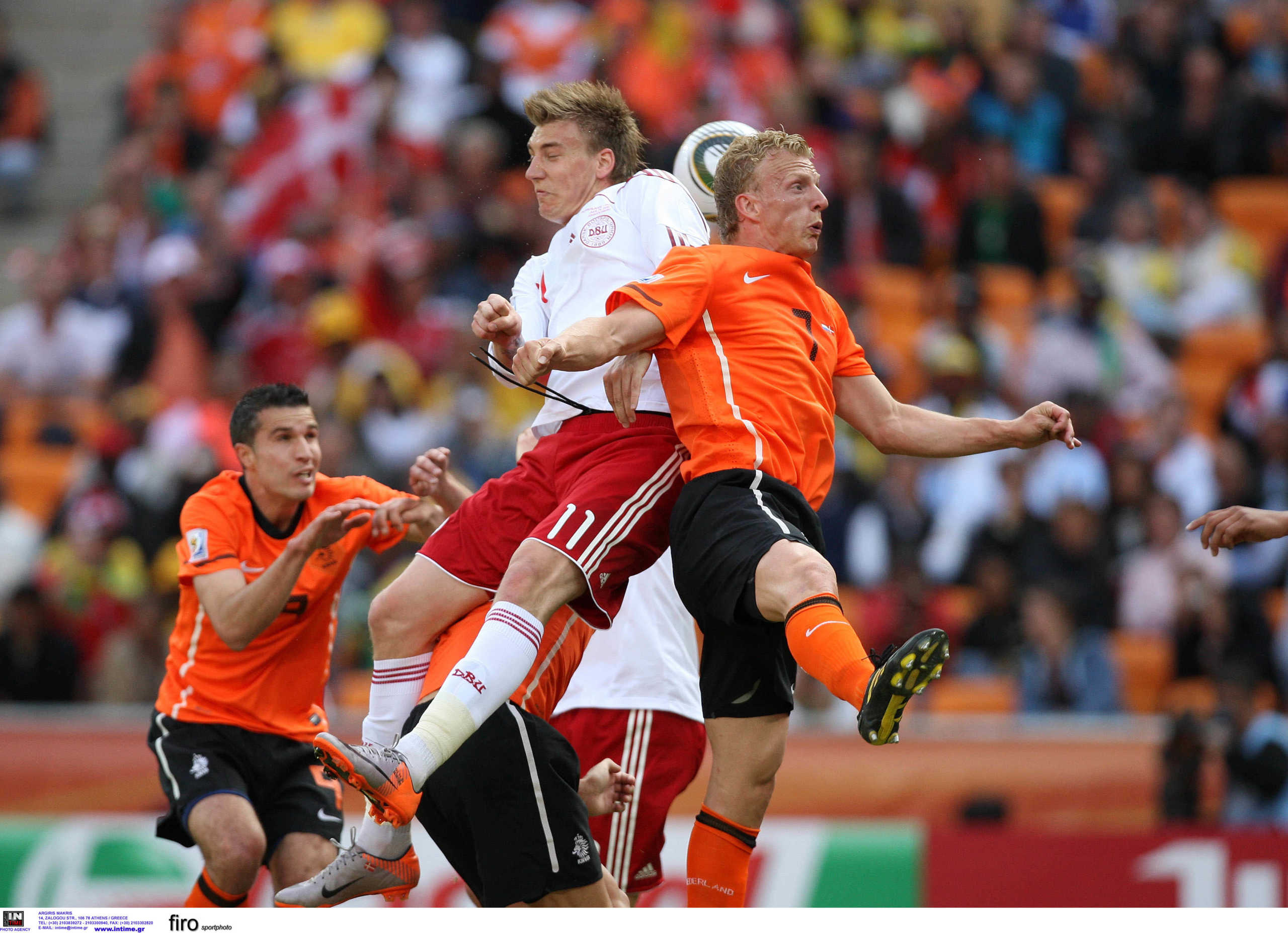 firo :   14.06.2010.Fussball, Fu§ball, WM 2010 Sdafrika, Weltmeisterschaft,.2010 FIFA WORLD CUP SOUTH AFRICA,.Spiel 09, Match 09,.NED-DEN, Netherlands - Denmark, Niederlande - Dnemark,.Im Zweikampf: Nicklas BENDTNER gegen Dirk KUYT, NED, rechts..$worldrightsEs gelten unsere AGB, einsehbar auf www.firosportphoto.de.copyright by firo sportphoto:.Pfefferackerstr. 2aÊ.45894 G e l s e n k i r c h e n.www.firosportphoto.de.mail@firosportphoto.de.(V o l k s b a n k   B o c h u m - W i t t e n ).BLZ.: 430 601 29.Kt. Nr.: 341 117 100.Tel:Ê 0209 - 9304402.Fax:Ê 0209 - 9304443