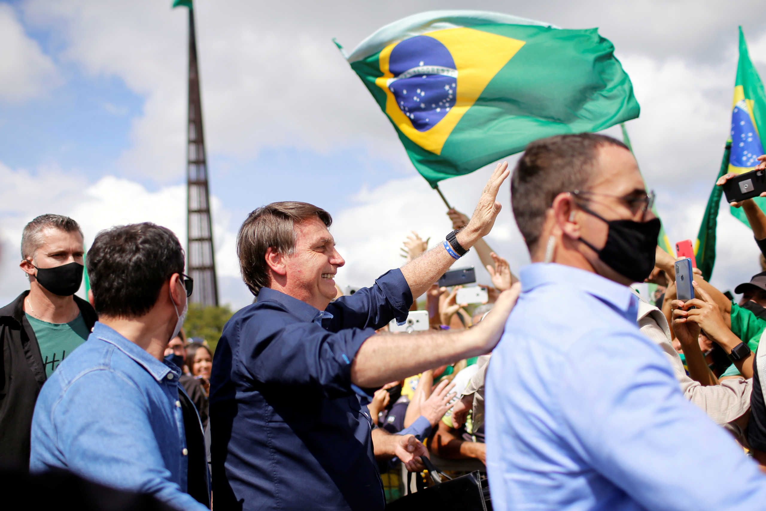 Ο Μπολσονάρο… χαίρεται για τις διαδηλώσεις κατά των μέτρων ενώ η Βραζιλία σπάει κάθε αρνητικό ρεκόρ