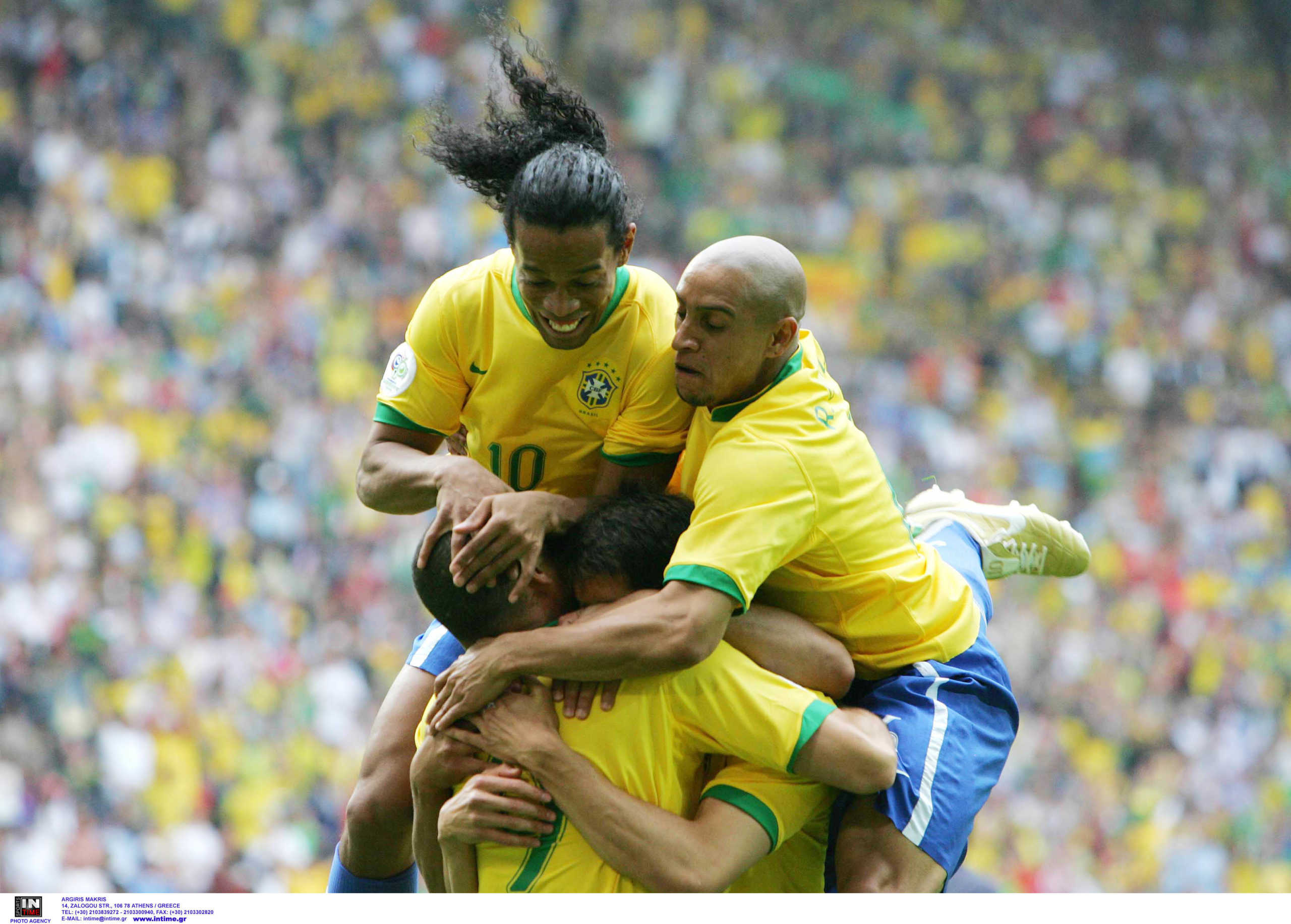 firo 
Fu§ball  :  27.06.2006
International, Nationalmannschaft,     
WM 2006, Weltmeisterschaft 2006 Germany
FIFA  World Cup
Brasilien - Ghana BRA - GHA
Jubeltraube um Ronaldo der zum 1:0 traff obenauf Ronaldnho , Roberto Carlos , Kaka
copyright by firo sportphoto