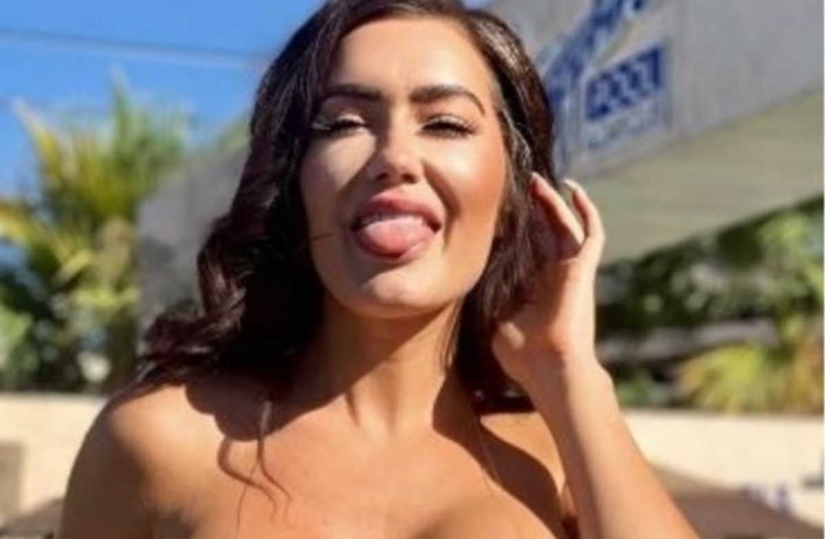 Η Playmate που προκαλεί εγκεφαλικά με τα απίστευτα μικροσκοπικά της μπικίνι!