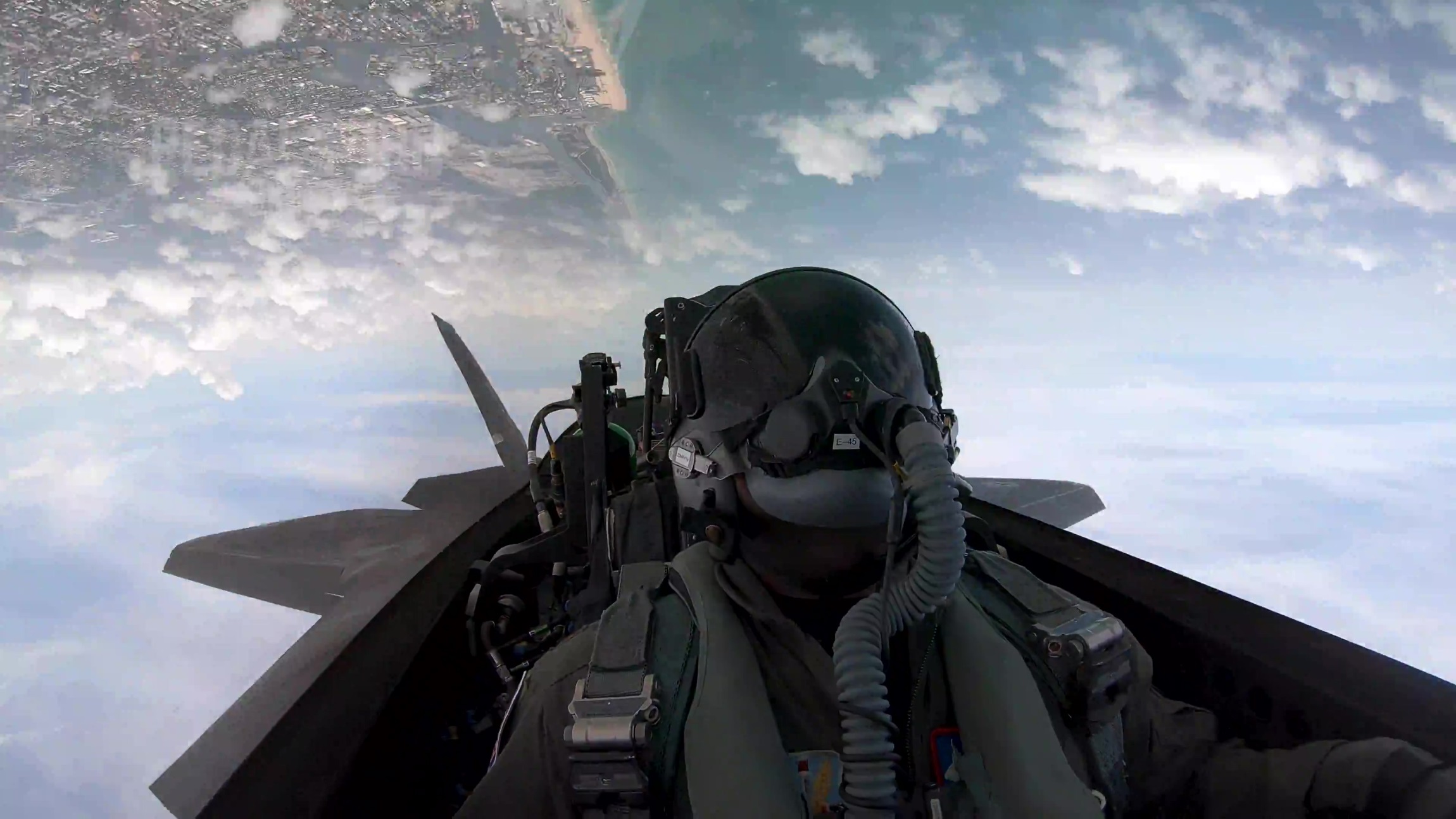 Με τα μάτια του αετού: Εντυπωσιακό βίντεο πτήσης από το cockpit ενός F-15 (video)