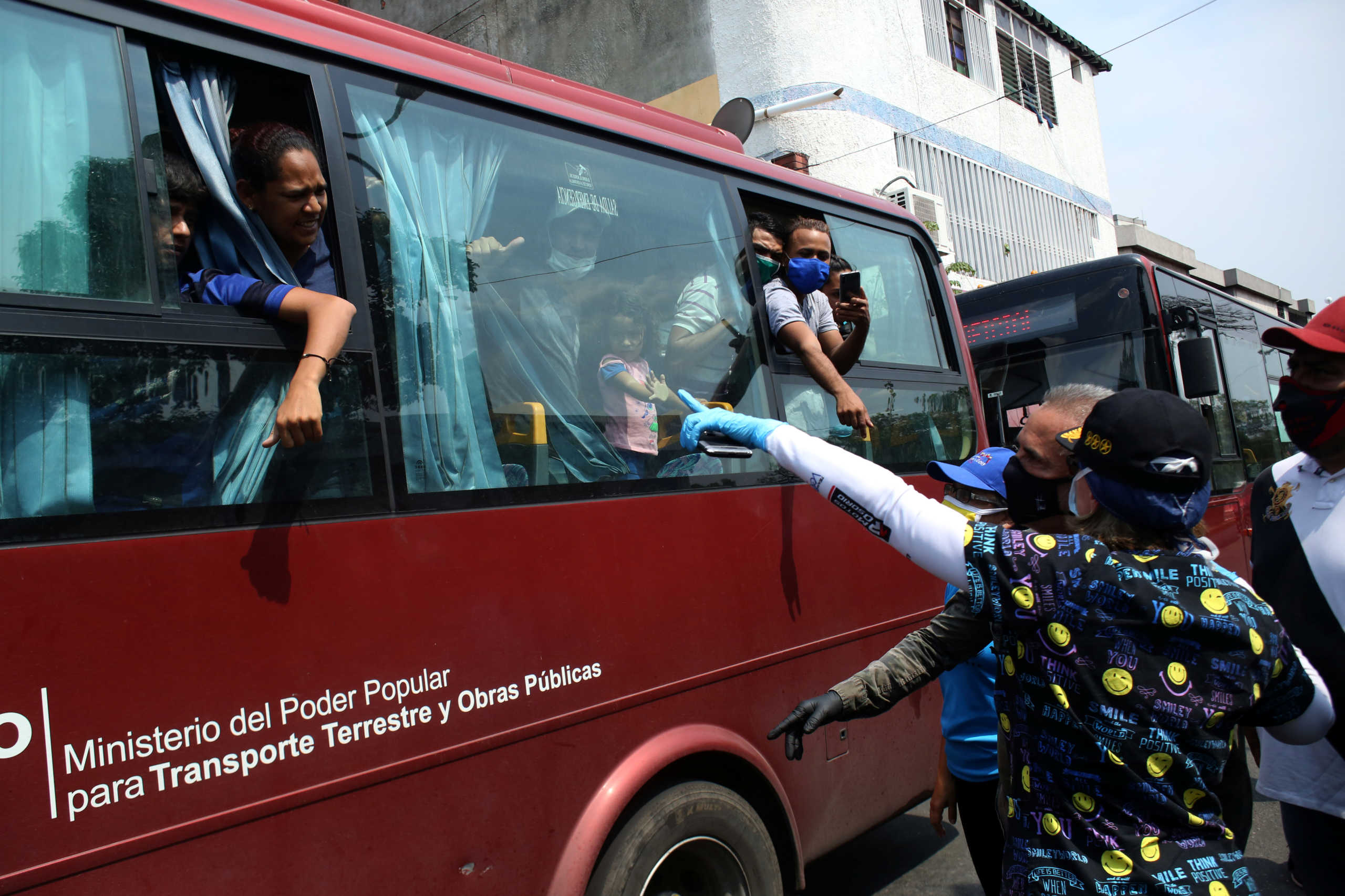 Venezuelan citizens greet Government Representative Freddy Bernal as they return to their country by bus after spending 14 days in quarantine at Venezuela- Colombia border as the coronavirus disease (COVID-19) continues in San Antonio, Venezuela April 30, 2020. Picture taken April 30, 2020 REUTERS