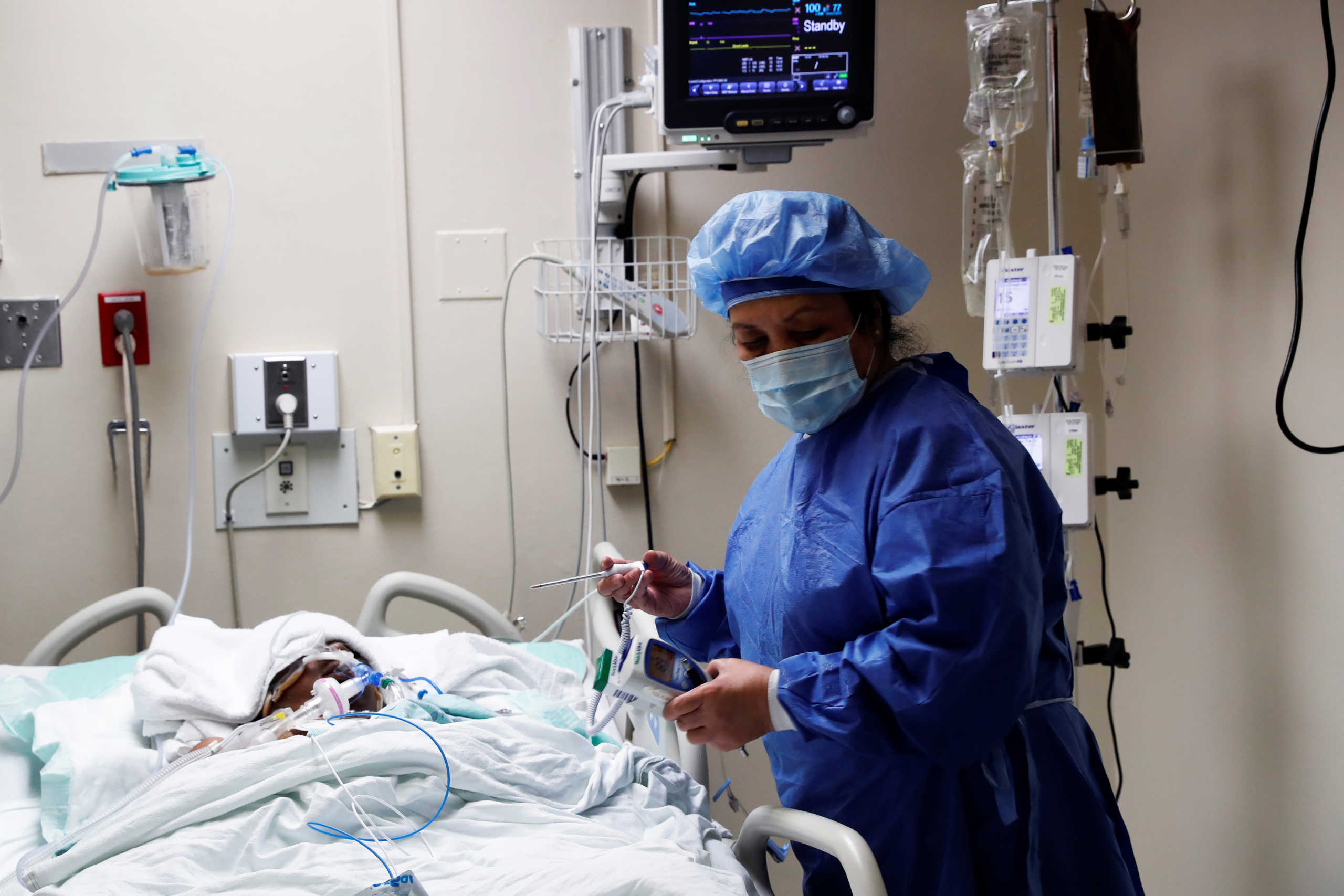 A doctor runs tests on a patient being monitored for the coronavirus disease (COVID-19) in the emergency room at Roseland Community Hospital on the South Side of Chicago, Illinois, U.S., April 22, 2020.  REUTERS