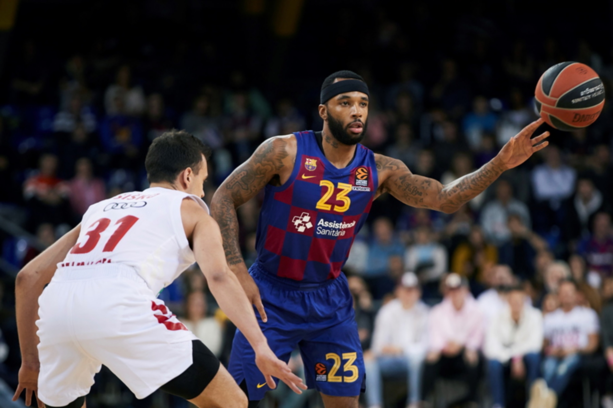 epa08275530 Barcelona's guard Malcom Delaney (R) in action against Bayern's guard Zan Sisko (L) during the basketball Euroleague game between Barcelona Lassa and Bayern Munich at Palau Sant Jordi in Barcelona, Catalonia, Spain, 06 March 2020.  EPA
