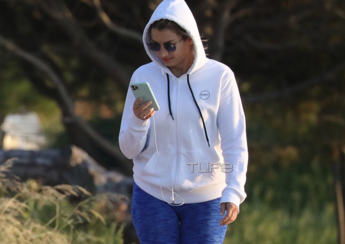 Οι τελευταίες βόλτες της Κωνσταντίνας Σπυροπούλου στη Βουλιαγμένη πριν τη λήξη της καραντίνας!