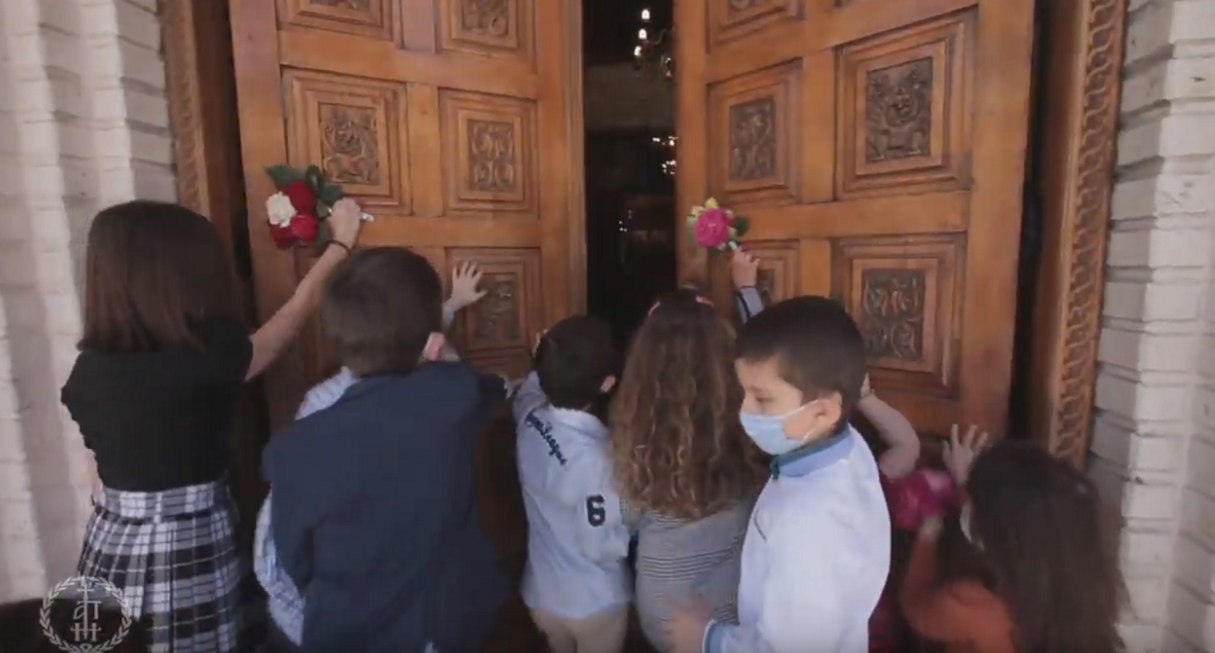 Θεσσαλονίκη: Μικρά παιδιά ανοίγουν την κλειστή εκκλησία! Ένα βίντεο γεμάτο συμβολισμούς