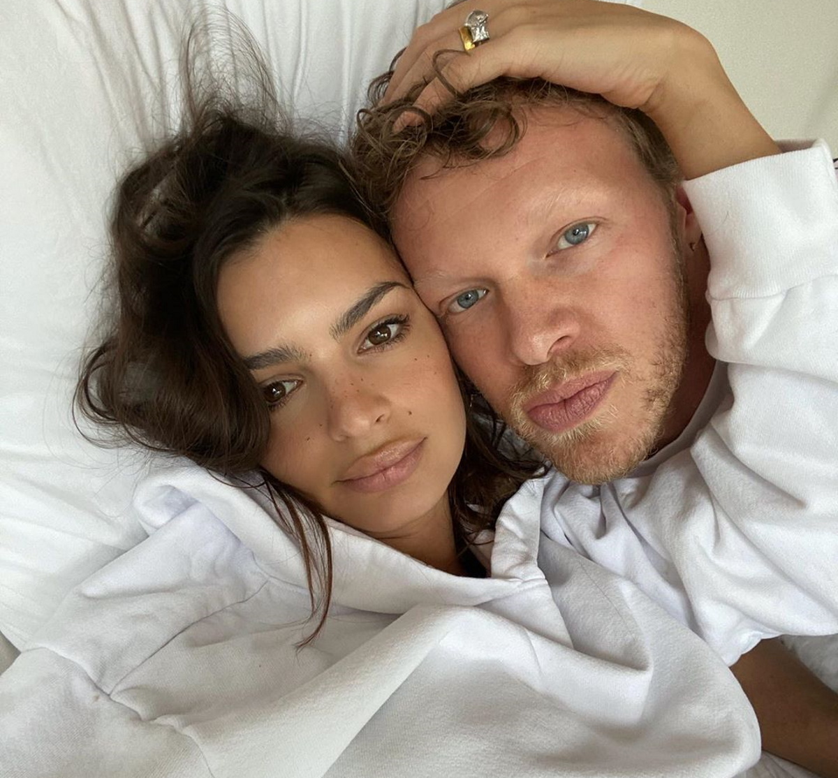 Emily Ratajkowski: Ποζάρει πιο hot από ποτέ, δίπλα στον σύζυγό της!