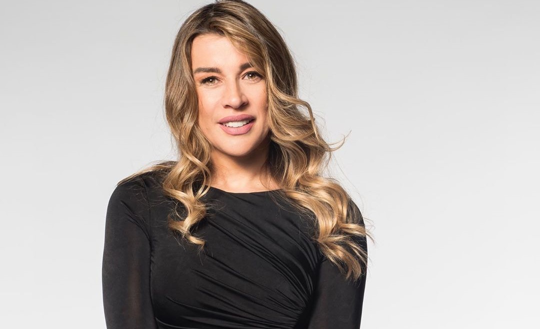 Έρρικα Πρεζεράκου: Ποζάρει με μπικίνι στην παραλία και εντυπωσιάζει με τις αναλογίες της!