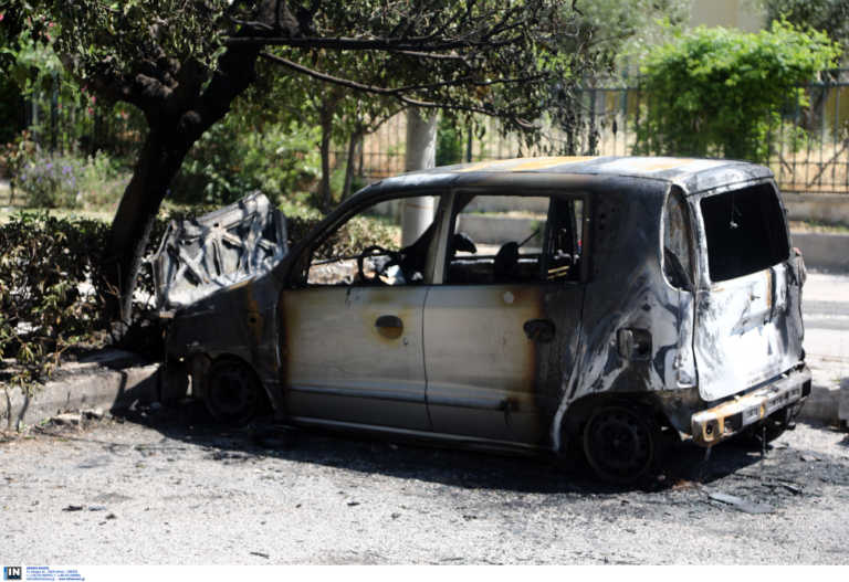 Ευελπίδων: Καταστράφηκαν ολοσχερώς τα αυτοκίνητα που δέχτηκαν επίθεση – Ανακοίνωση της Ένωσης Εισαγγελέων (pics)