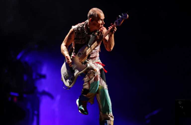 Ο Flea θα κυκλοφορήσει δύο νέα τραγούδια των Aleka’s Attic για τα 50α γενέθλια του Ρίβερ Φίνιξ