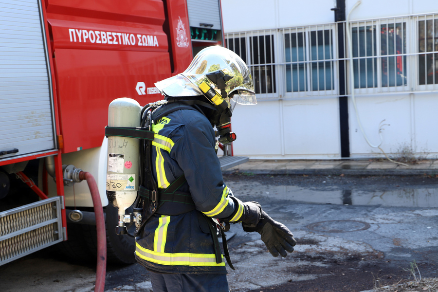 Πυροσβέστες με οχηματα προσπαθούν για την κατάσβεση της πυρκαγιάς που κατακαίει αυτή την ώρα κτήριο του Πανεπιστημίου στο Ηράκλειο Κρήτης η οποία εκδηλώθηκε στις 8:50Μ, την Κυριακή 23 Σεπτεμβρίου 2018. Υπήρξε άμεση κινητοποίηση ισχυρών δυνάμεων της Πυροσβεστικής ενώ οι πυκνοί καπνοί έχουν κάνει αποπνικτική την ατμόσφαιρα στη γύρω περιοχή που είναι κατοικημένη. Το κτήριο, στο οποίο έχει εκδηλωθεί η φωτιά, βρίσκεται στη λεωφόρο Κνωσού κοντά στο Βενιζέλειο νοσοκομείο. ΑΠΕ-ΜΠΕ