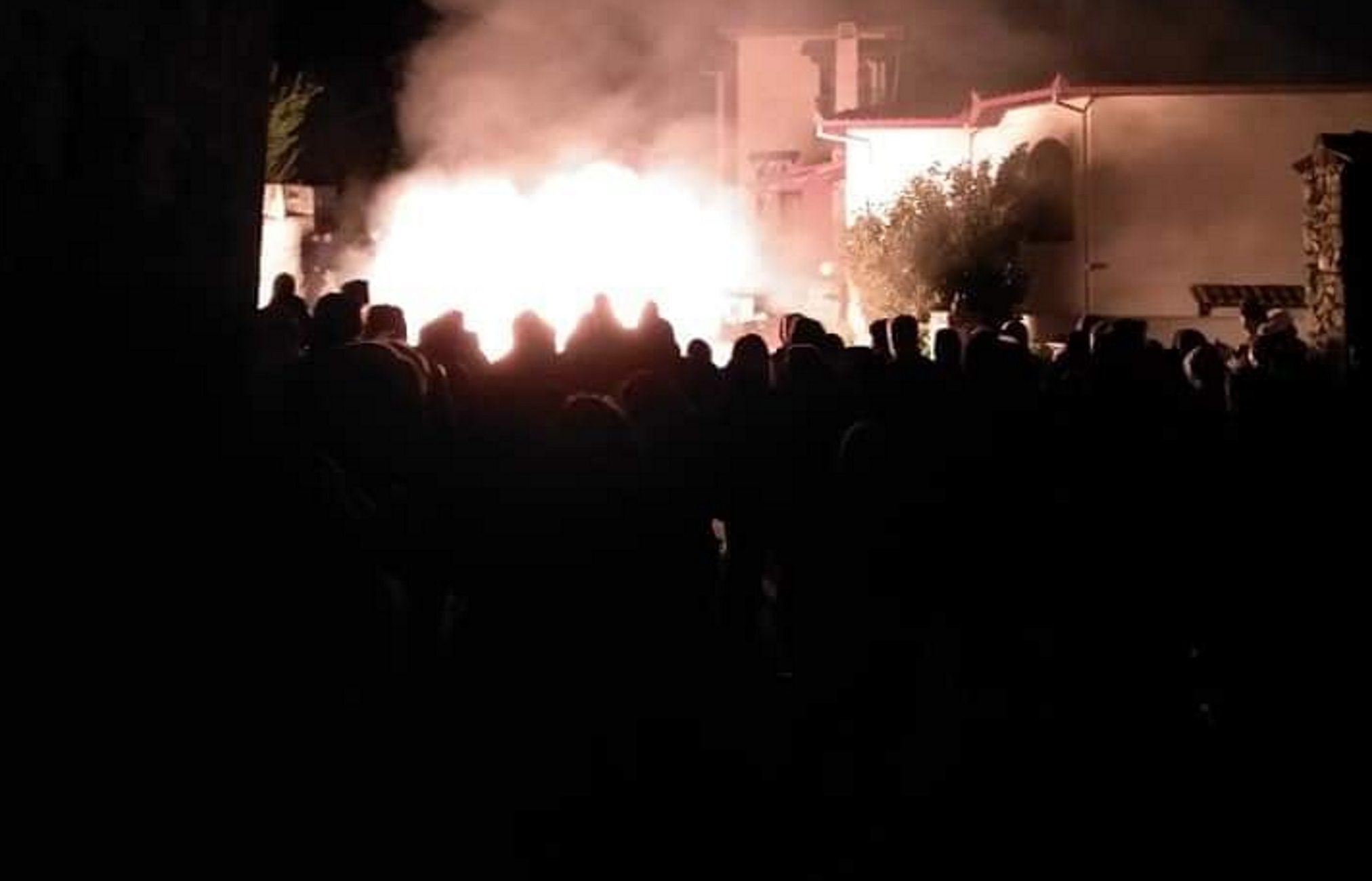 Πέλλα: Έκαψαν το ξενοδοχείο που θα φιλοξενούσε πρόσφυγες! Έβαλαν φωτιά ακόμα και στα έπιπλα (Φωτό)