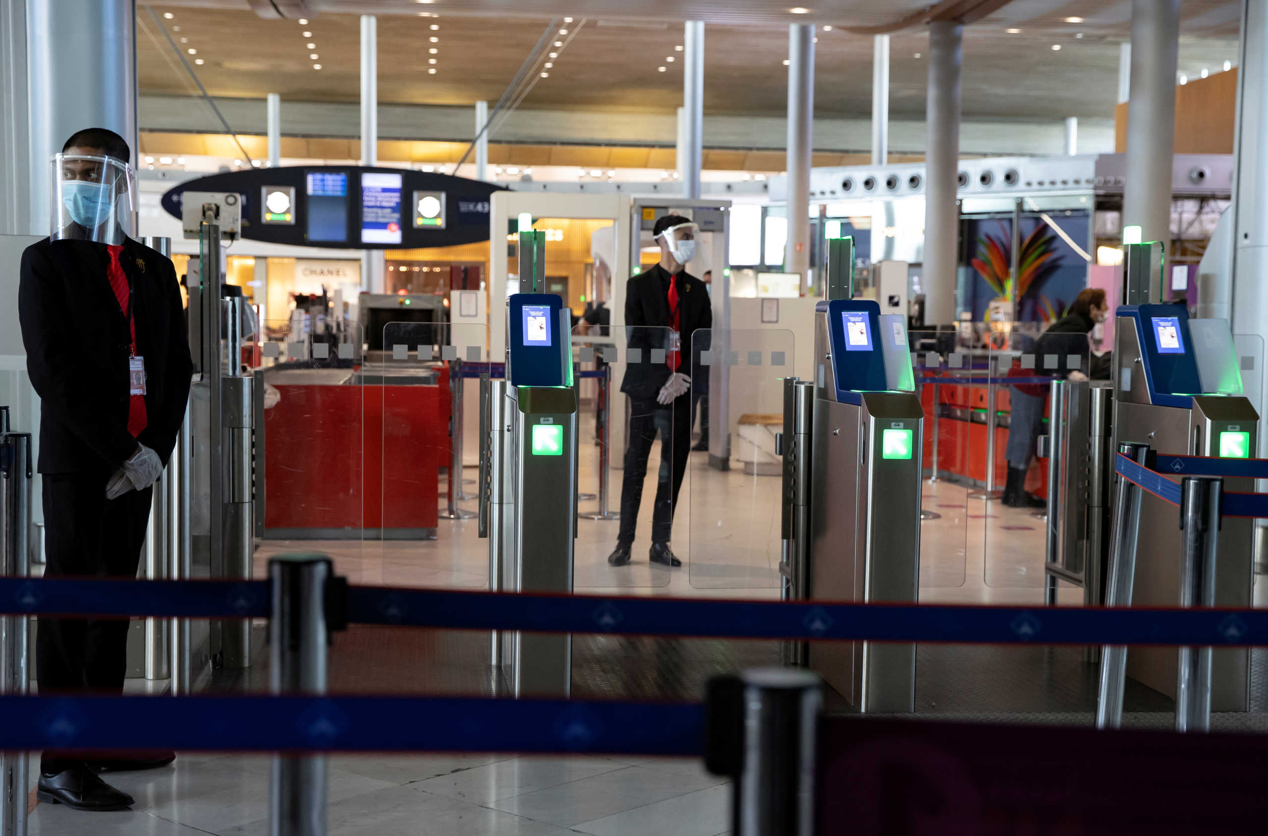 Charles de Gaulle airport personnel wear protective face masks and visors, in Terminal 2 of Charles de Gaulle International Airport, amid France's gradual easing of its lockdown measures and restrictions during the outbreak of the coronavirus disease (COVID-19), in Roissy near Paris, France May 14, 2020. Ian Langsdon
