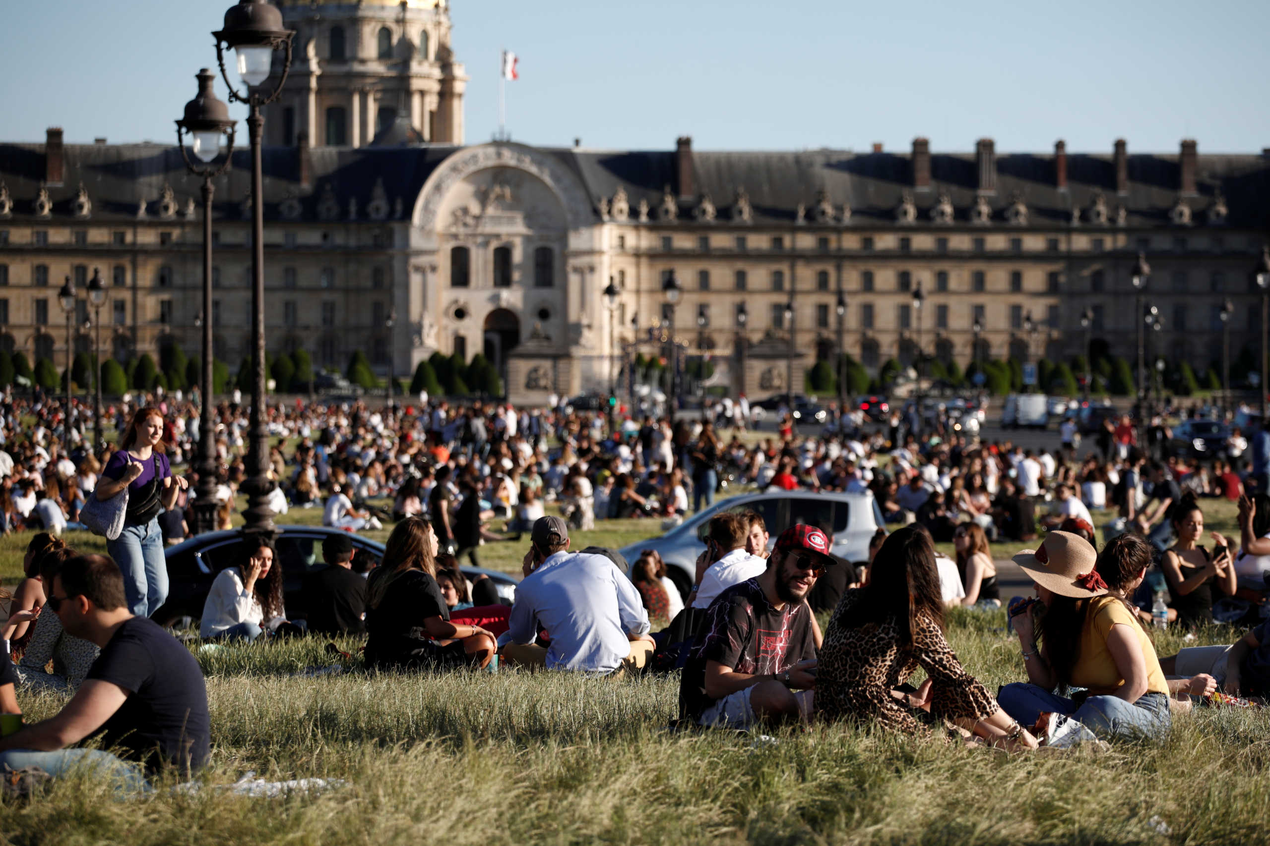 Parisians enjoy the hot weather next to the Invalides Museum in Paris, as France gradually lifts the coronavirus disease (COVID-19) lockdown, France, May 29, 2020. REUTERS
