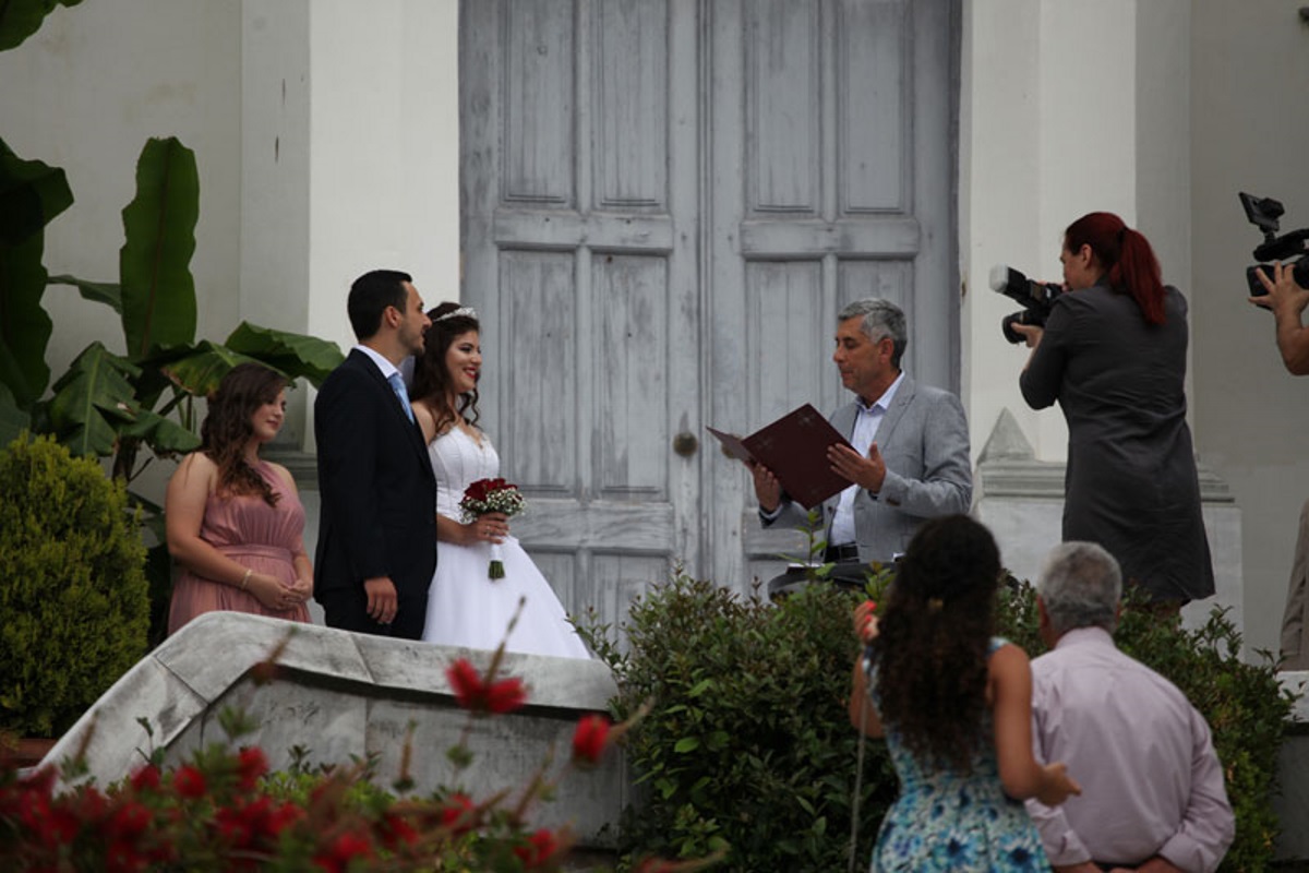 Εικόνες από τον πρώτο γάμο μετά… κορονοϊού στο Δημαρχείο της Καβάλας