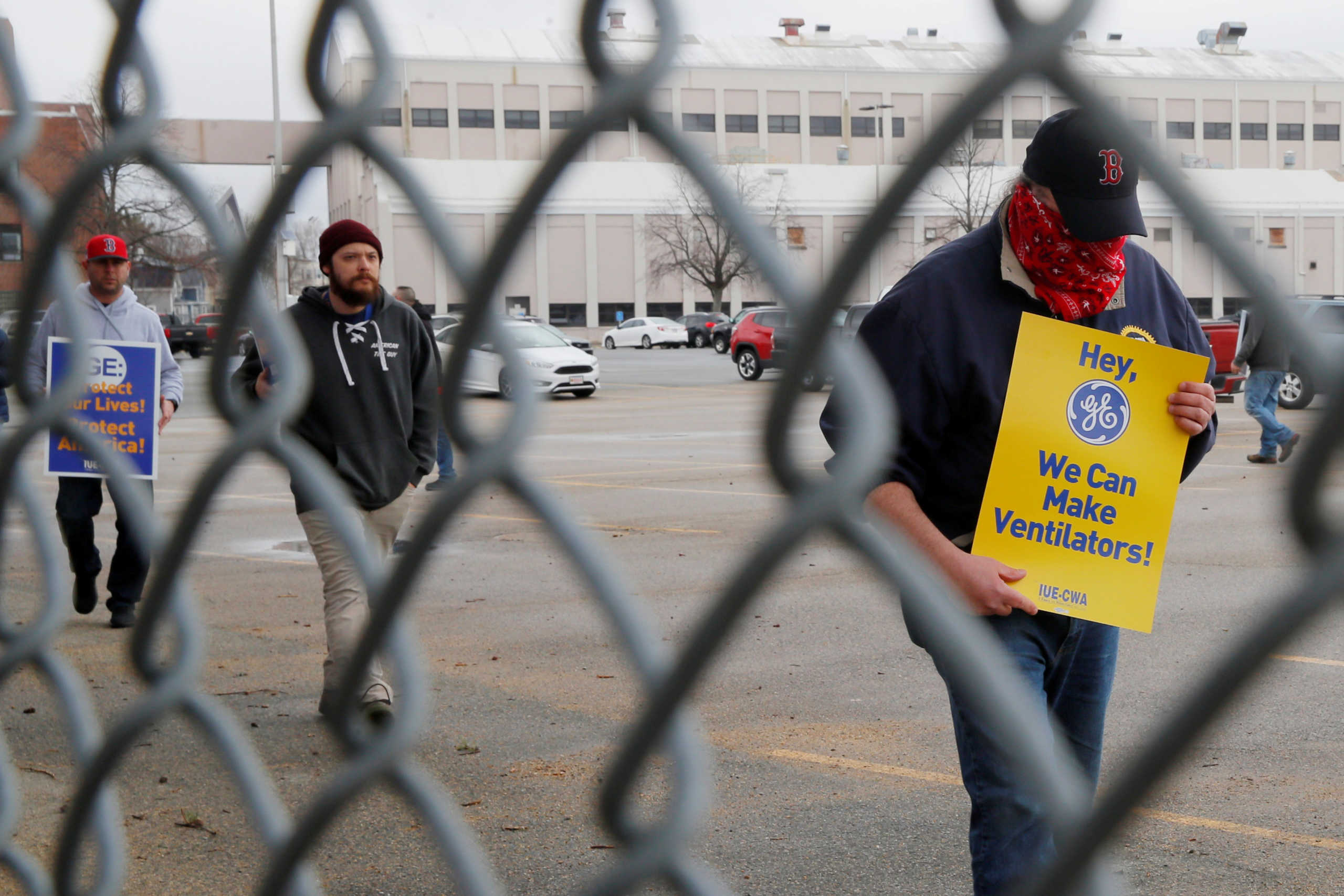 FILE PHOTO: IUE-CWA union GE (General Electric) workers take part in protest demanding the company to use the workforce to produce ventilators and demanding more safety measures amid the coronavirus disease (COVID-19) outbreak, in Lynn, Massachusetts, U.S., April 8, 2020.   REUTERS