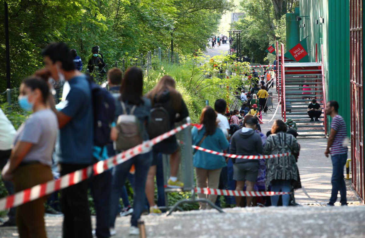 Γενεύη: Ουρές πάνω από χιλιόμετρο για δωρεάν τρόφιμα στην… πλούσια Ελβετία