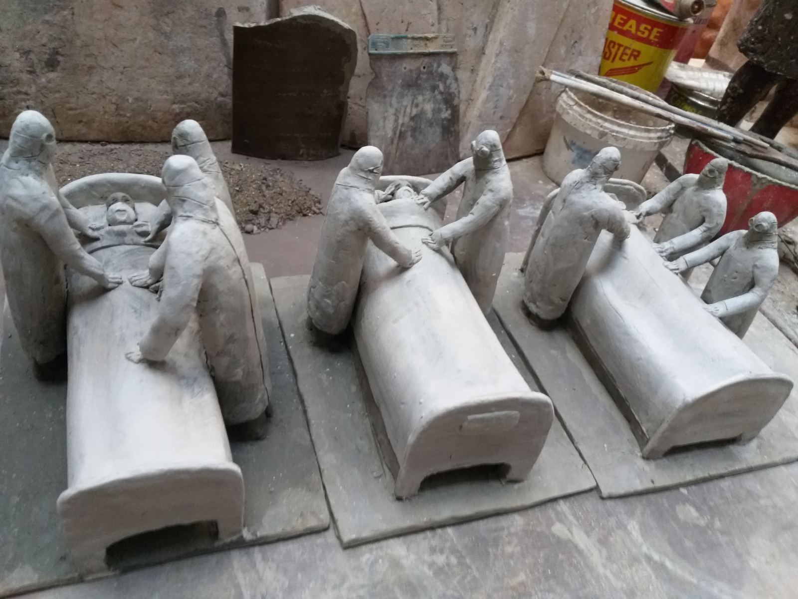 Γλυπτική σύνθεση από τον Θόδωρο Παπαγιάννη για τους χιλιάδες θανάτους από τον κορονοϊό