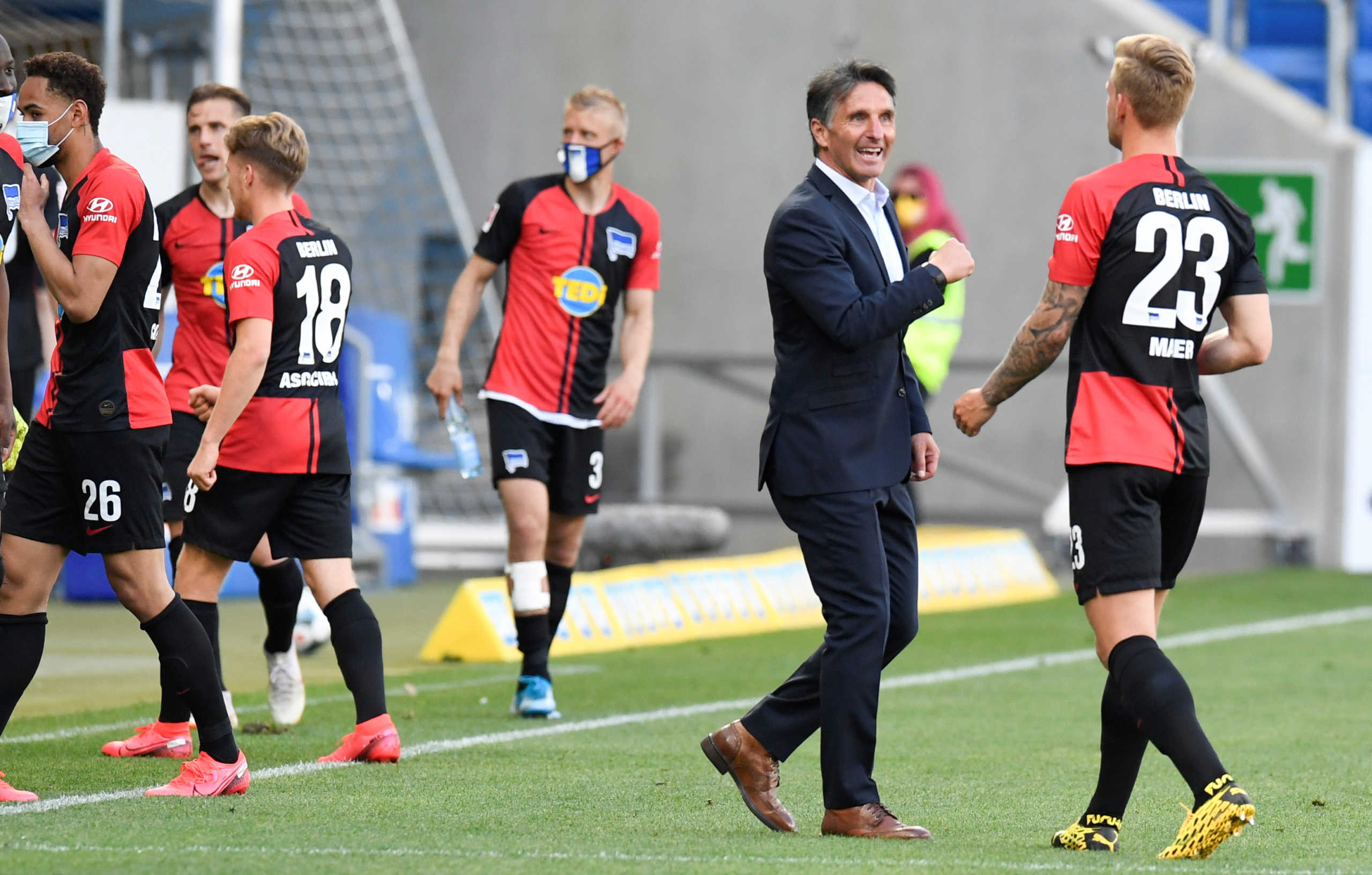 Soccer Football - Bundesliga - TSG 1899 Hoffenheim v Hertha BSC - PreZero Arena, Sinsheim, Germany - May 16, 2020 Hertha Berlin coach Bruno Labbadia celebrates after the match with Arne Maier, as play resumes behind closed doors following the outbreak of the coronavirus disease (COVID-19) Thomas Kienzle