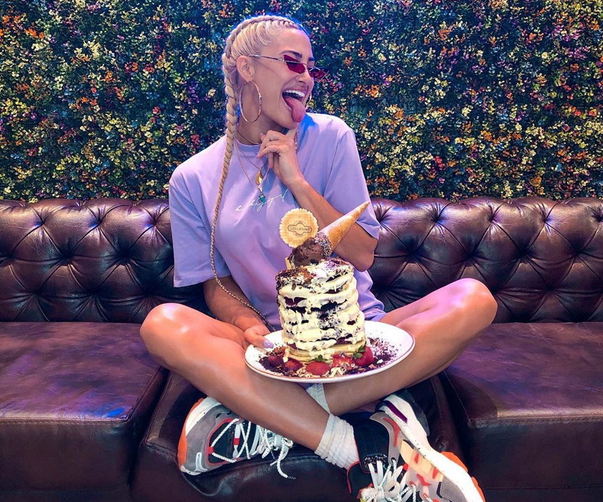 Ιωάννα Τούνη: Χαμός έξω από το μαγαζί του συντρόφου της στην Θεσσαλονίκη!