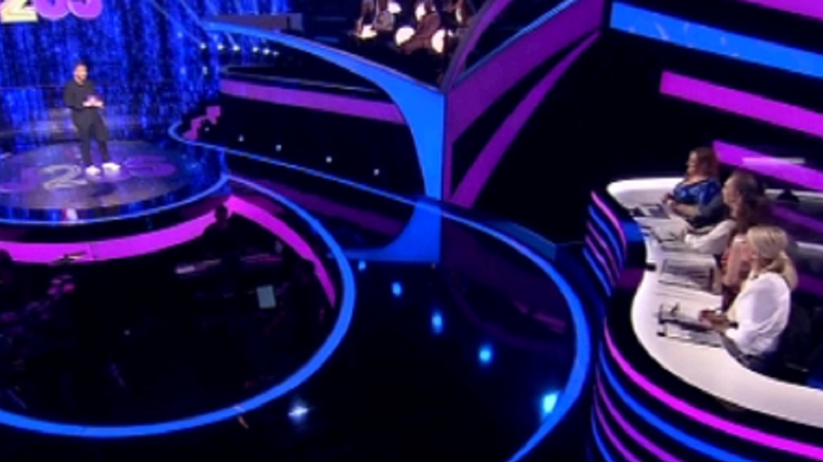 Ντεκολτέ φωτιά από την Μαρία Μπακοδήμου στο J2US