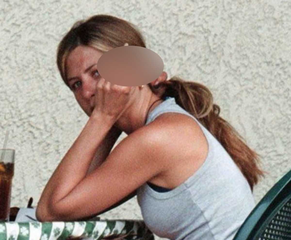 Έξαλλη με τον κορονοϊό η Τζένιφερ Άνιστον του δείχνει το μεσαίο της δάχτυλο