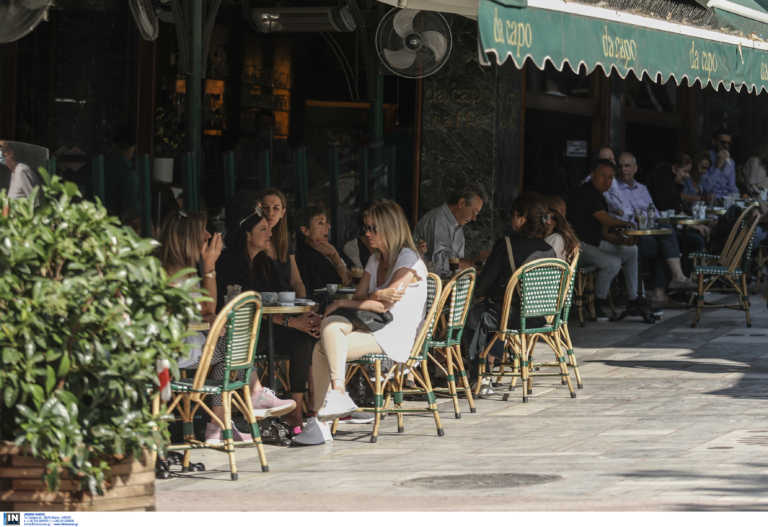 Κορονοϊός: Αγώνας δρόμου για την επιχείρηση «πειθώ» και καφές… 23 ευρώ για τους ανεμβολίαστους