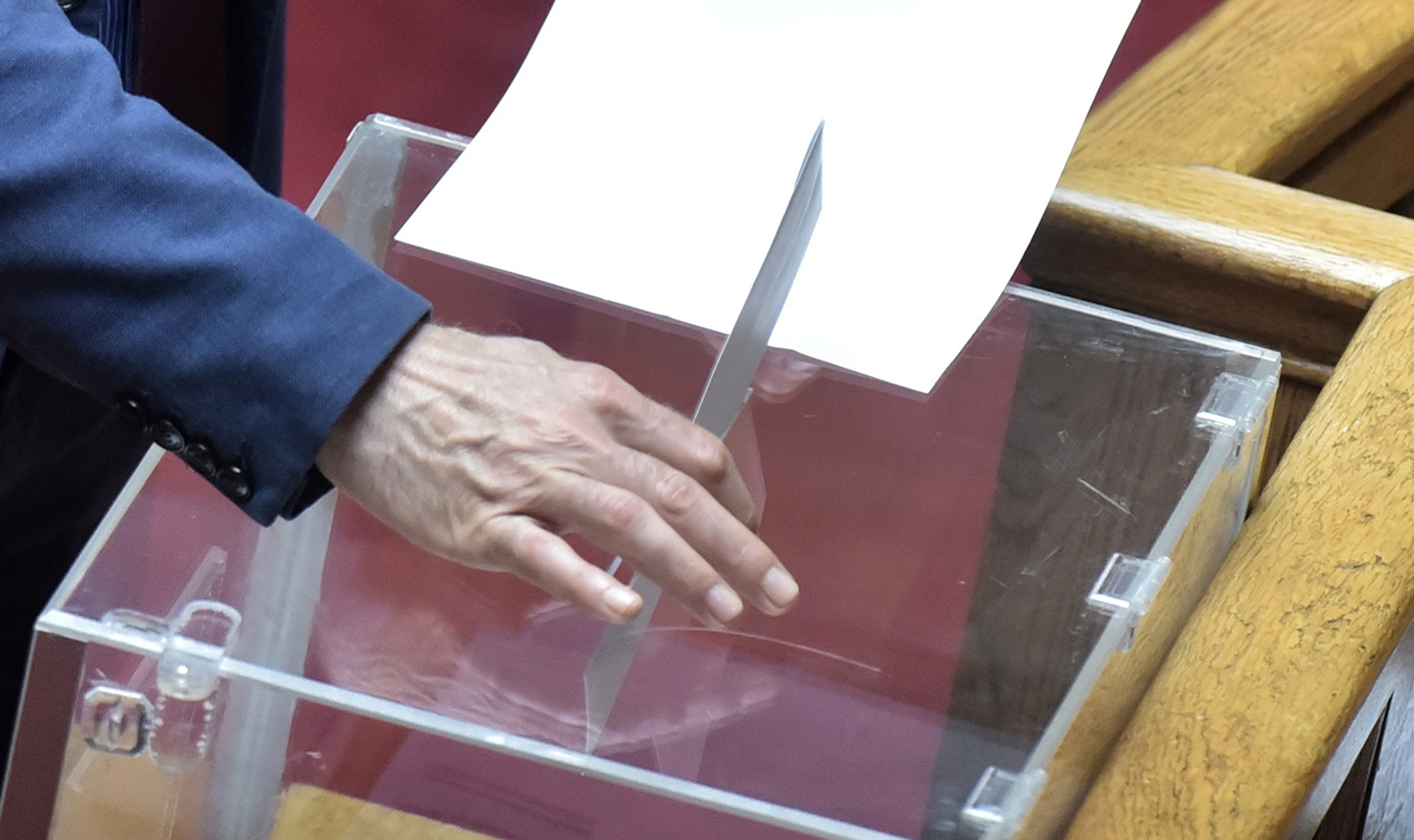 Λήψη απόφασης επί της προτάσεως που κατέθεσαν 30 Βουλευτές της Κ.Ο. της Ν.Δ.,  σύμφωνα με τα άρθρα 86 παρ. 1-3 του Συντάγματος και 154 & 155 του Κανονισμού της Βουλής, με την οποία αιτούνται τη διεύρυνση του αριθμού των διερευνωμένων αδικημάτων που ενδέχεται να τέλεσε ο πρώην Αναπληρωτής Υπουργός Δικαιοσύνης, κ. Δημήτρης Παπαγγελόπουλος κατά την άσκηση των καθηκόντων του.