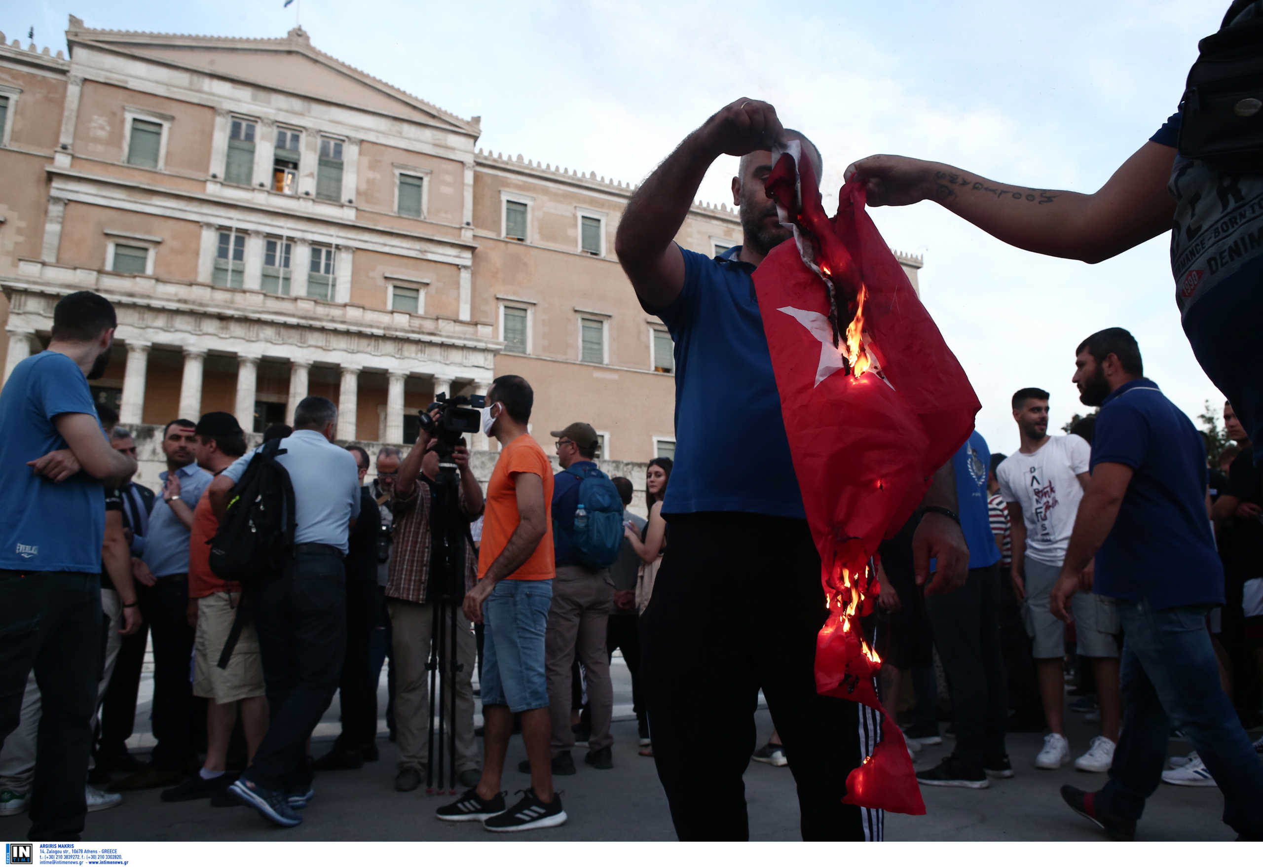 Υπουργείο Εξωτερικών: Καταδικάζουμε το κάψιμο της τουρκικής σημαίας