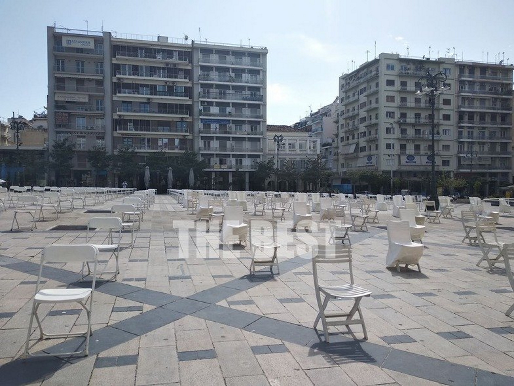 Πάτρα: Γέμισε με άδειες καρέκλες (pics)