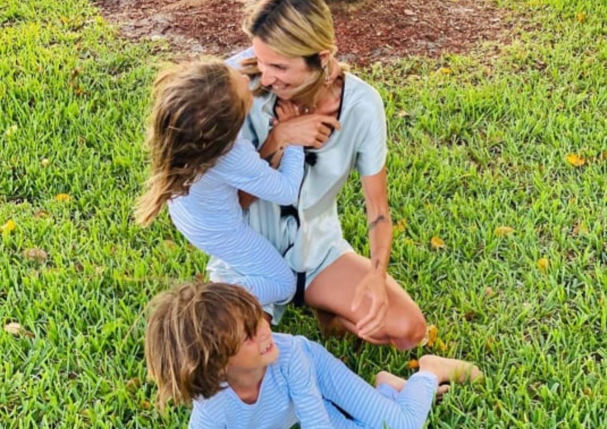 Σοφία Καρβέλα: Παιχνίδια με τους γιους της στον κήπο του σπιτιού τους στη Φλόριντα!