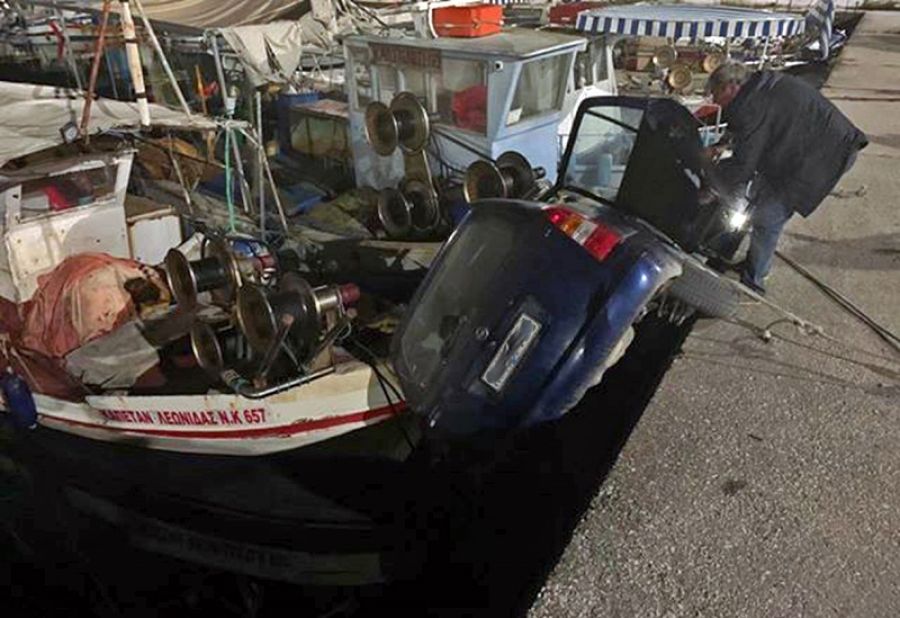 Καβάλα: Αναστάτωση από πτώση αυτοκινήτου στη θάλασσα! Σταμάτησε πάνω σε καΐκι (Φωτό)