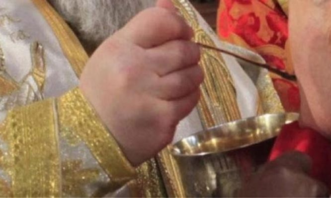 Τι πρέπει να κάνουμε αν μας πέσει η Θεία Κοινωνία;