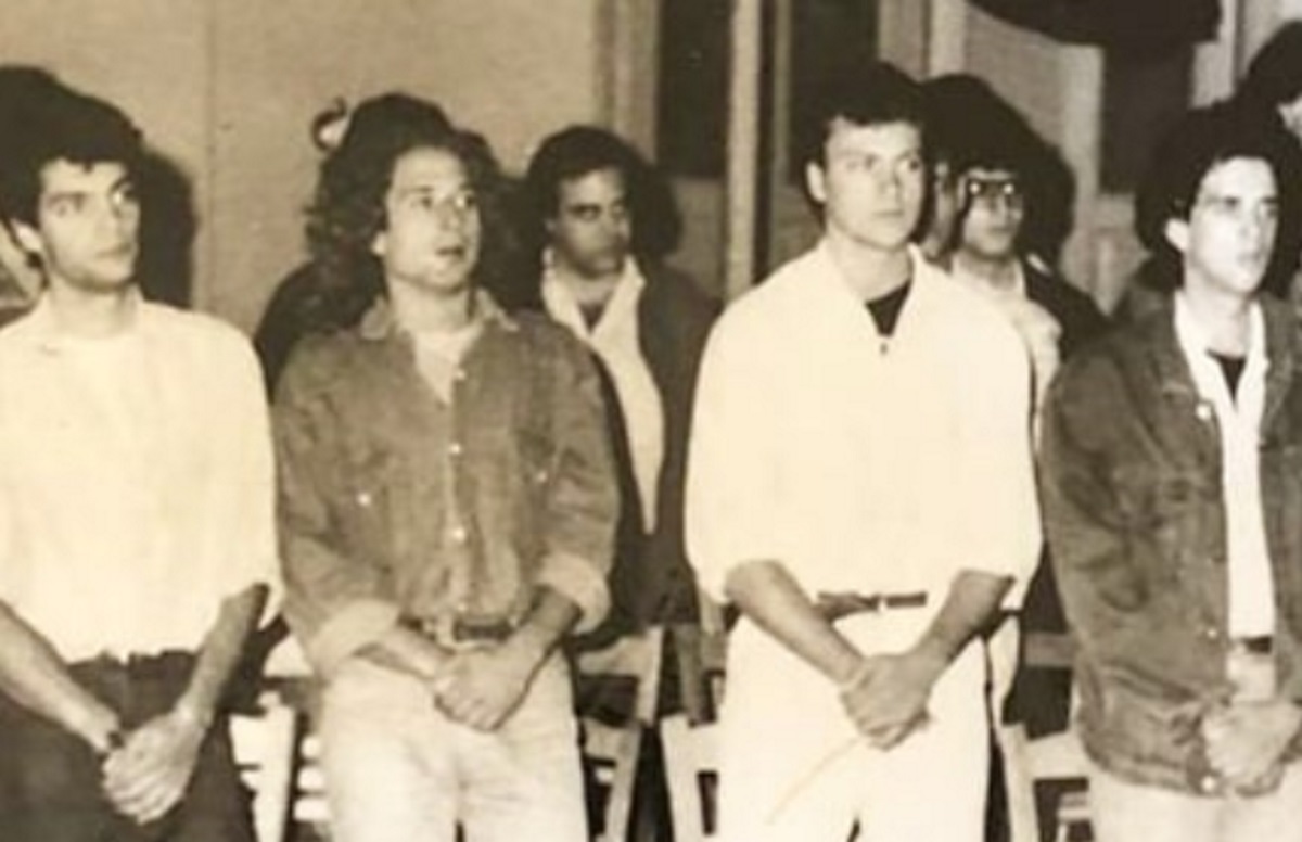 Φωτογραφία από το παρελθόν! Ποιοι πασίγνωστοι ηθοποιοί βρίσκονται δίπλα στον Κώστα Κόκλα;