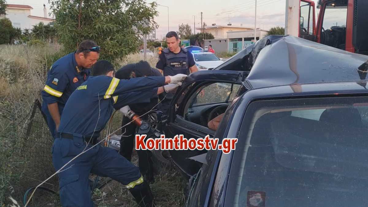 Κόρινθος: Η στιγμή που οδηγός απεγκλωβίζεται! Άμορφη μάζα σιδερικών το αυτοκίνητό του (Βίντεο)