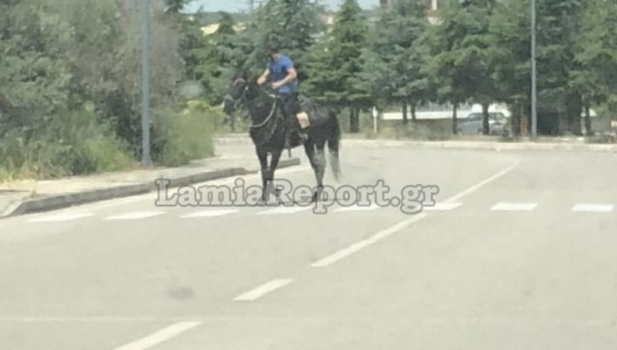 Κυκλοφορεί με… άλογο μέσα στη Λαμία (video)