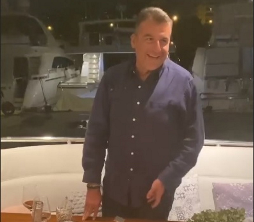 Γιώργος Λιάγκας: Το πάρτι γενεθλίων στο σκάφος, η εντυπωσιακή τούρτα και η σπάνια εμφάνιση του Γιάννη Λάτσιου!