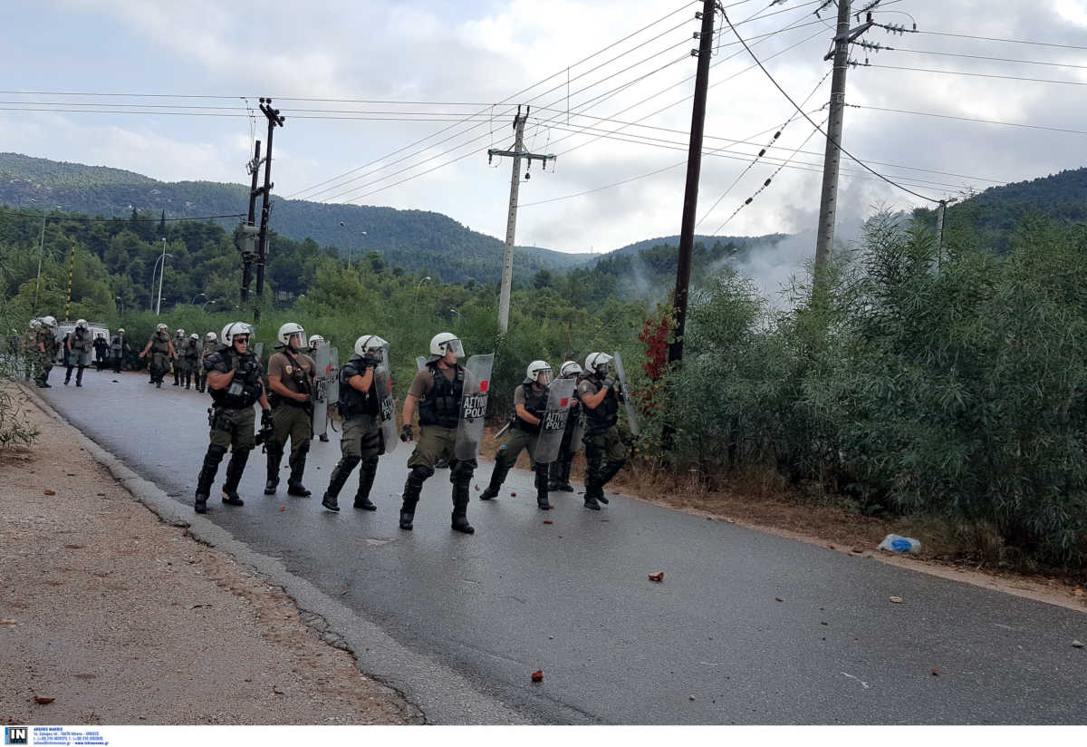 Ένταση και χημικά στη Μαλακάσα σε διαμαρτυρία κατά της δομής – Πέντε προσαγωγές, 6 αστυνομικοί τραυματίες