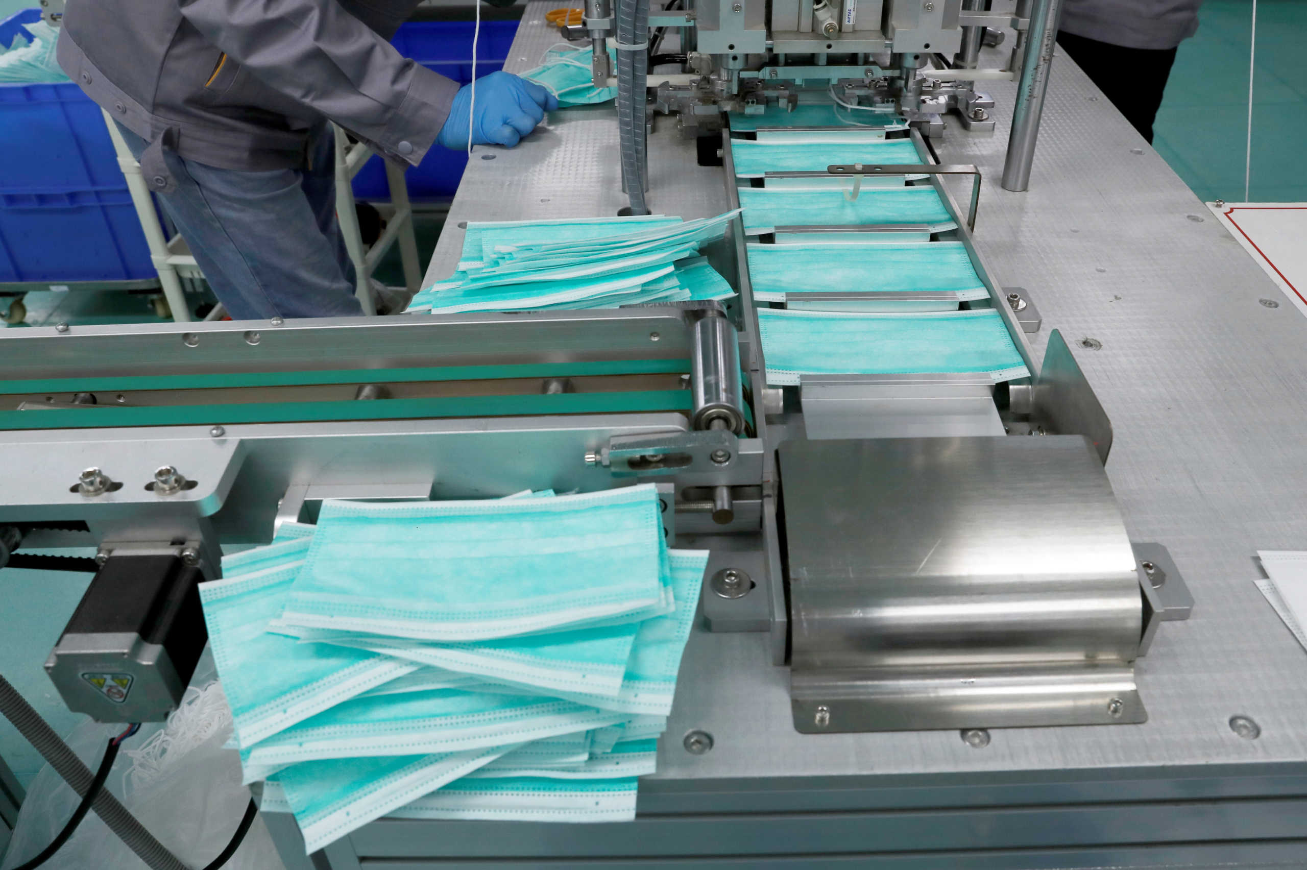 Ρεπό μετά από 100 μέρες – Συγκινεί η επικεφαλής εργοστασίου κατασκευής μασκών στην Κίνα
