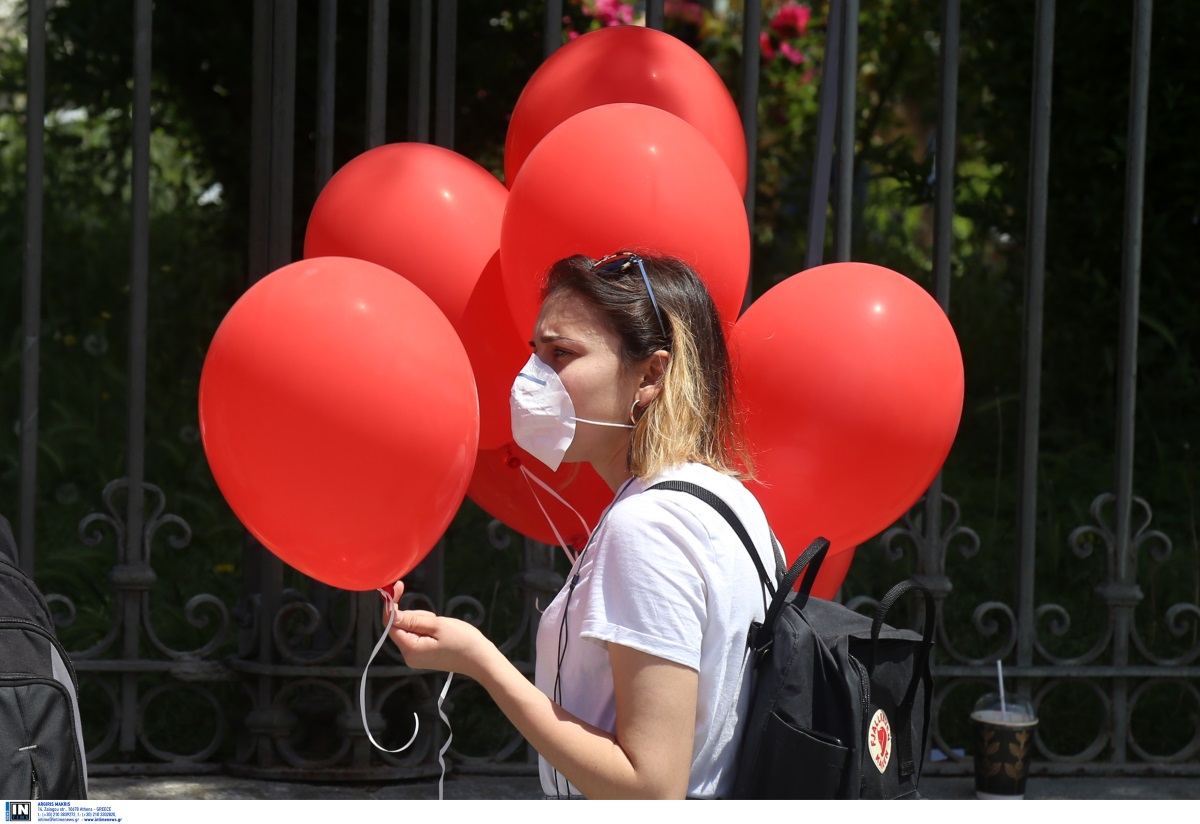 Με μάσκες και κόκκινα μπαλόνια διαμαρτυρήθηκαν οι μαθητές στη Θεσσαλονίκη (video)