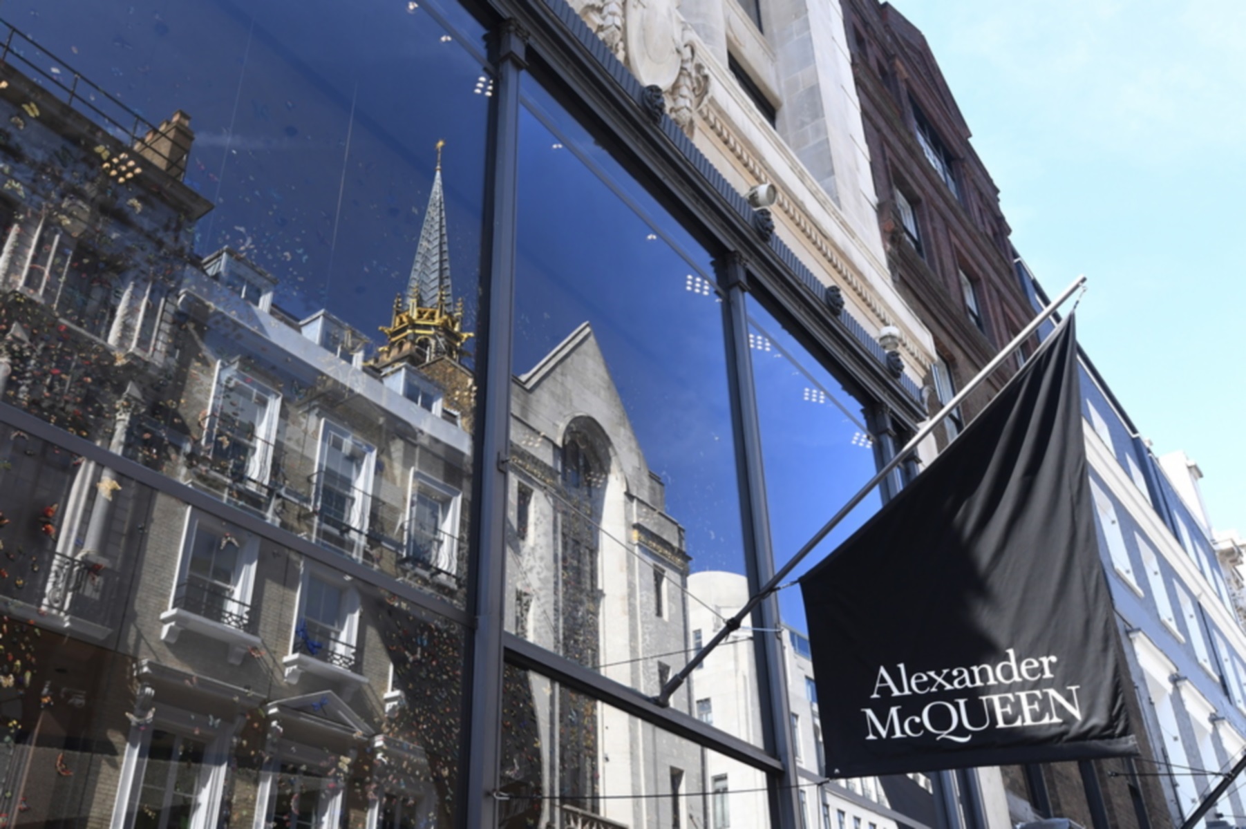 Ο “μεγαλύτερος εν ζωή φωτογράφος” ανέλαβε την ανδρική κολεξιόν του Alexander McQueen