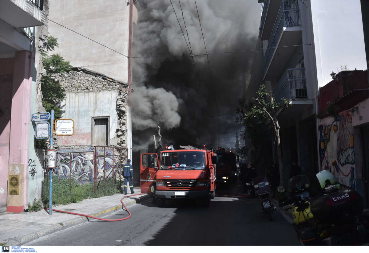 Μεγάλη φωτιά σε υπόγειο στο Μεταξουργείο! Πνίγηκε στους καπνούς η περιοχή