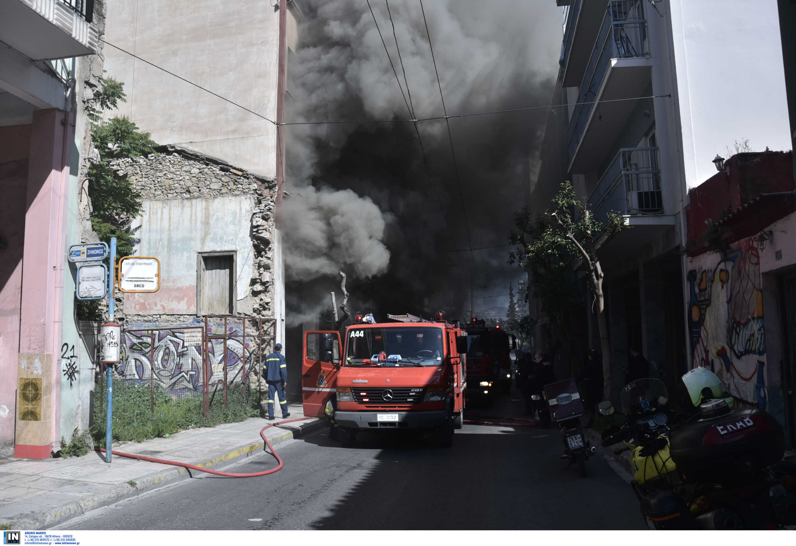 Μεγάλη φωτιά σε υπόγειο στο Μεταξουργείο! Πνίγηκε στους καπνούς η περιοχή