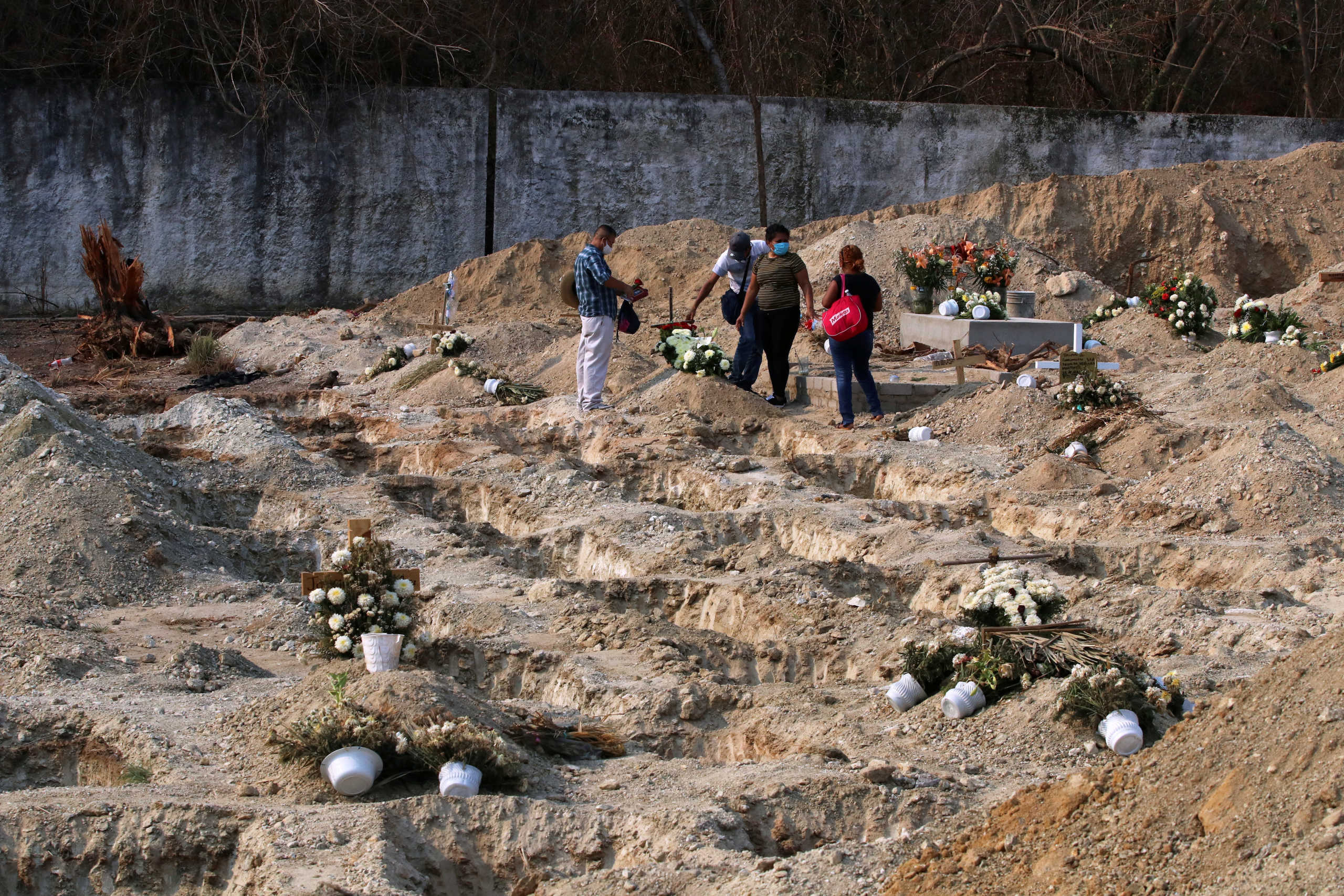 People hold a funeral for their relative who died from the coronavirus disease (COVID-19) at a cemetery in Acapulco, Mexico May 26, 2020. Picture taken May 26, 2020. REUTERS