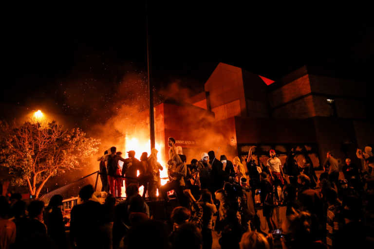 Μινεάπολη: Νύχτες οργής! Νέες συγκρούσεις για την δολοφονία του George Floyd –  Φωτιά σε αστυνομικό τμήμα
