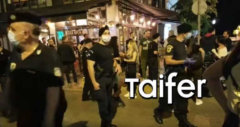 Θεσσαλονίκη: Αμετανόητοι με τα ποτά στο χέρι! Ο συνωστισμός και η στιγμή που φτάνει η αστυνομία (Βίντεο)